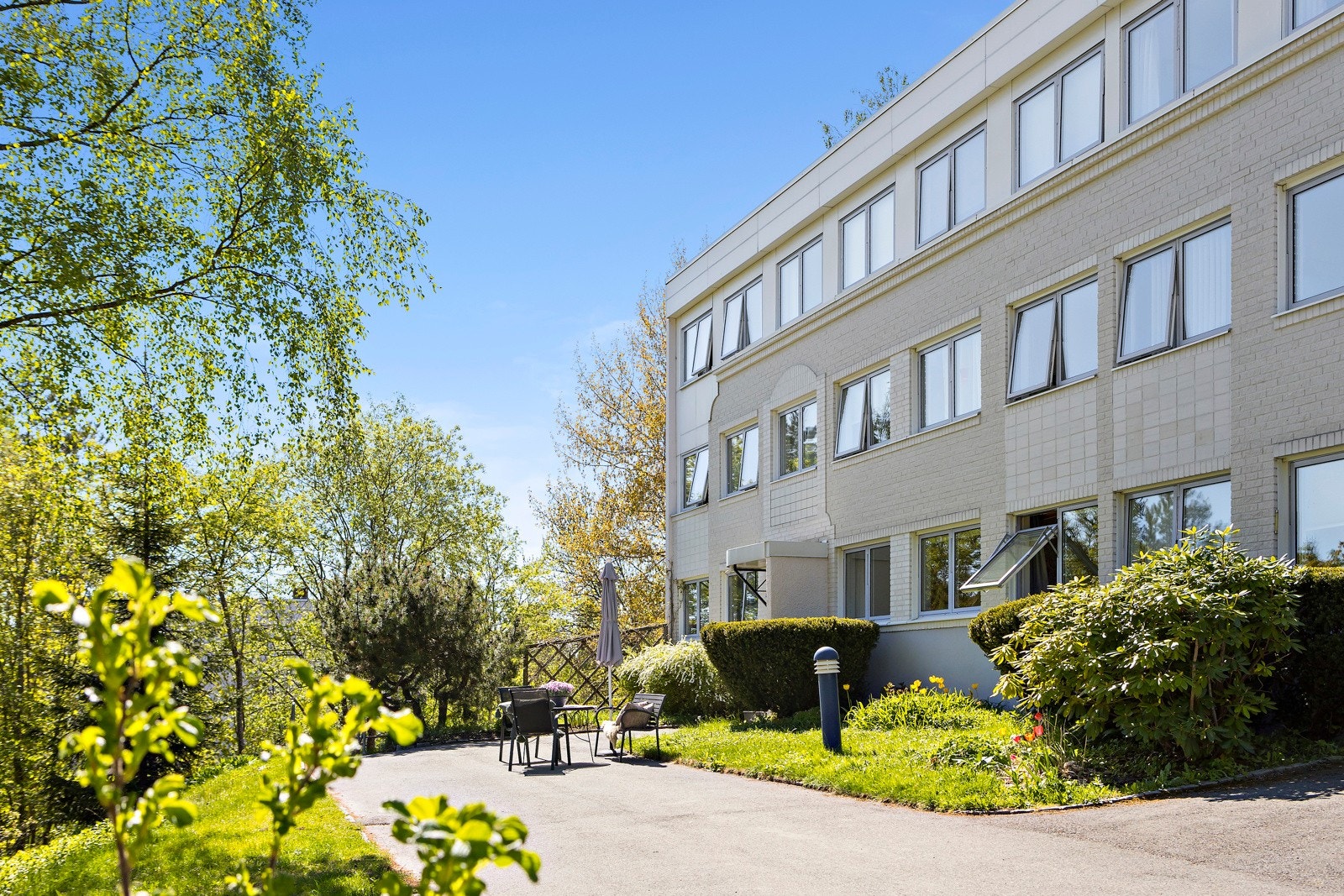 Hyggelig inngangsparti med asfaltert adkomst. Galleribilde