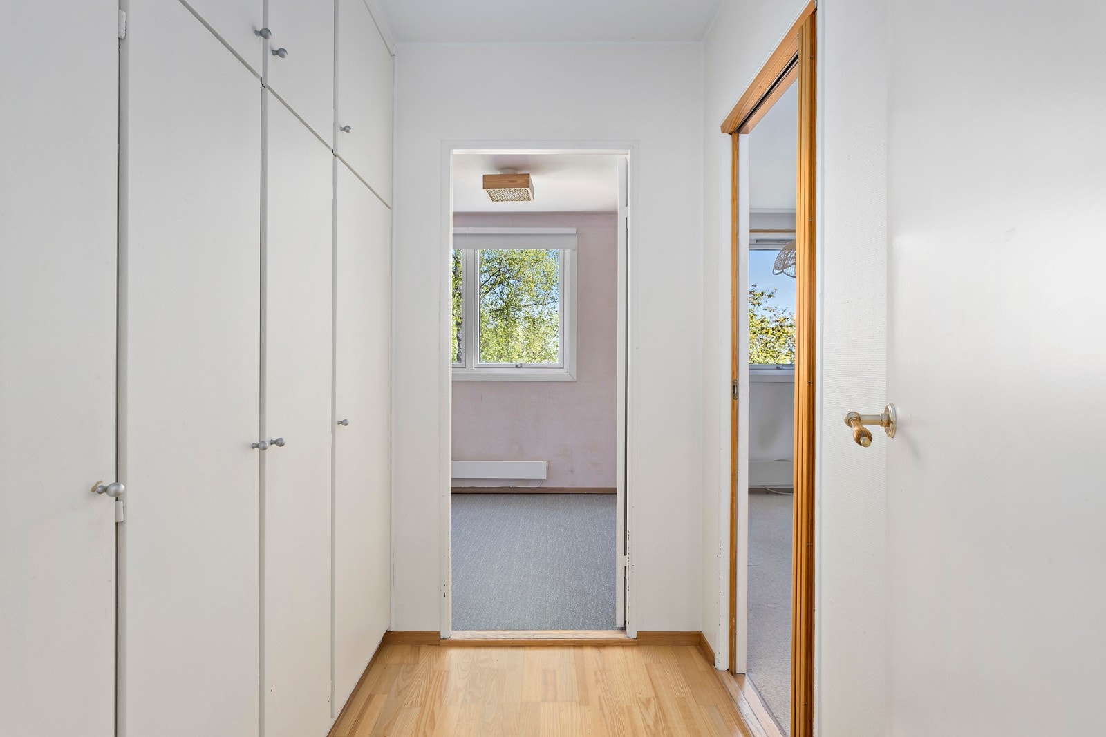 Mellomgang med garderobeskap. Galleribilde