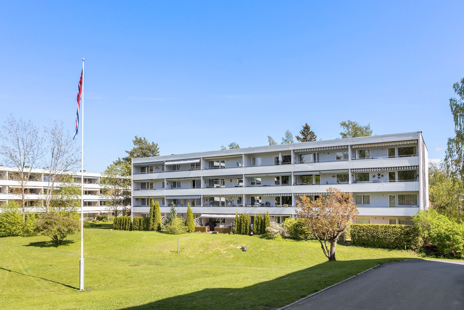 Velkommen til Ovenbakken 16A. En stor 4-roms leilighet i høy 1. etasje med fint utsyn. Galleribilde