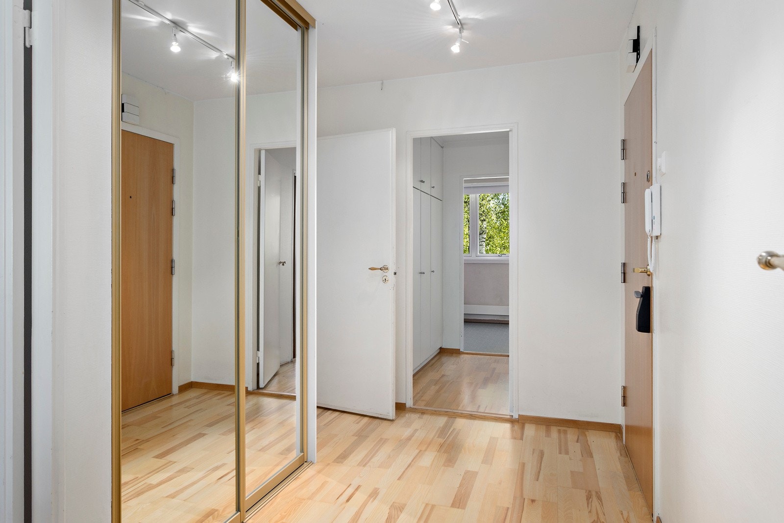 Romslig og fin entré. Galleribilde