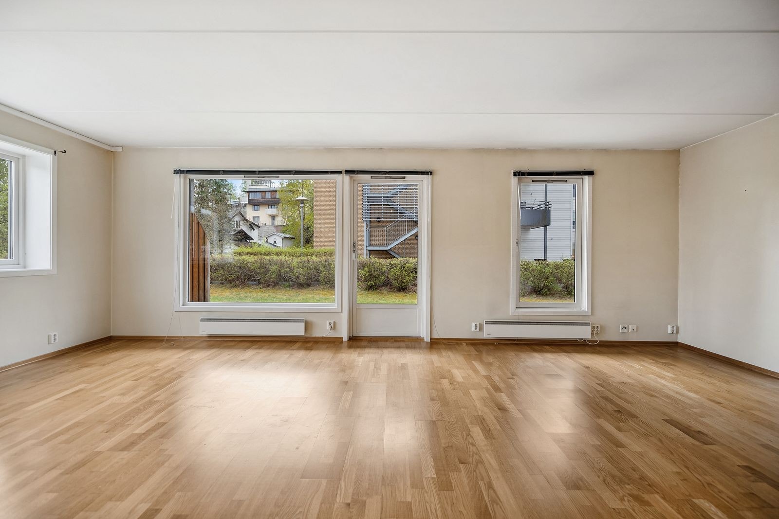 Romslig stue med utgang til terrasse Galleribilde