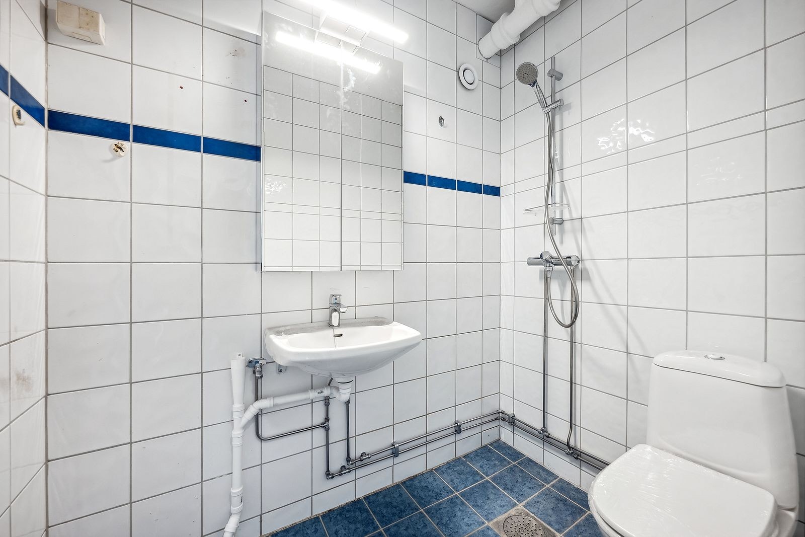 Bad med opplegg for vaskemaskin. Galleribilde