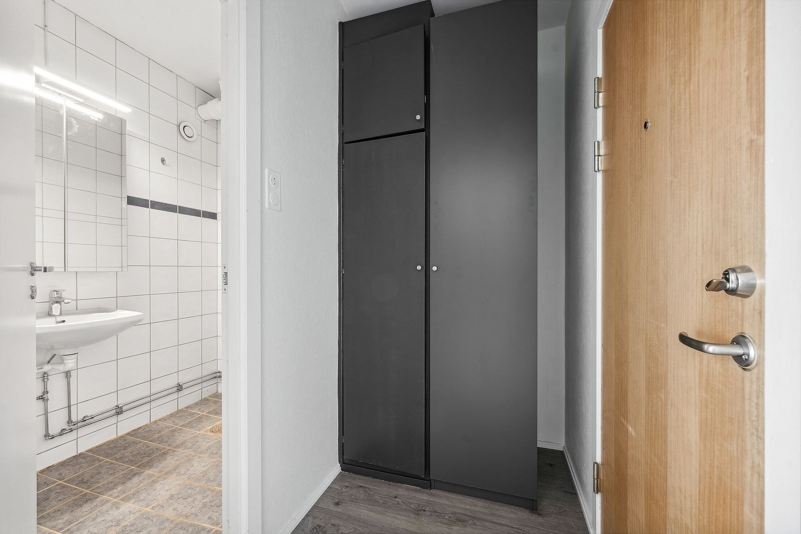 Entrè med garedrobeskap og call-inn. Galleribilde