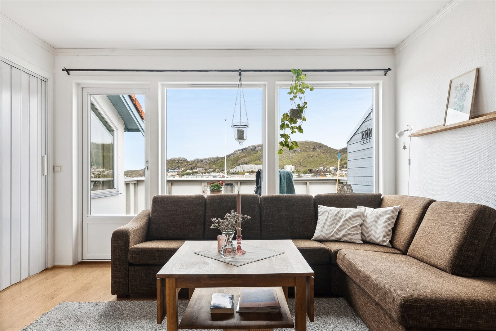Stue med utgang til nordvendt veranda Galleribilde