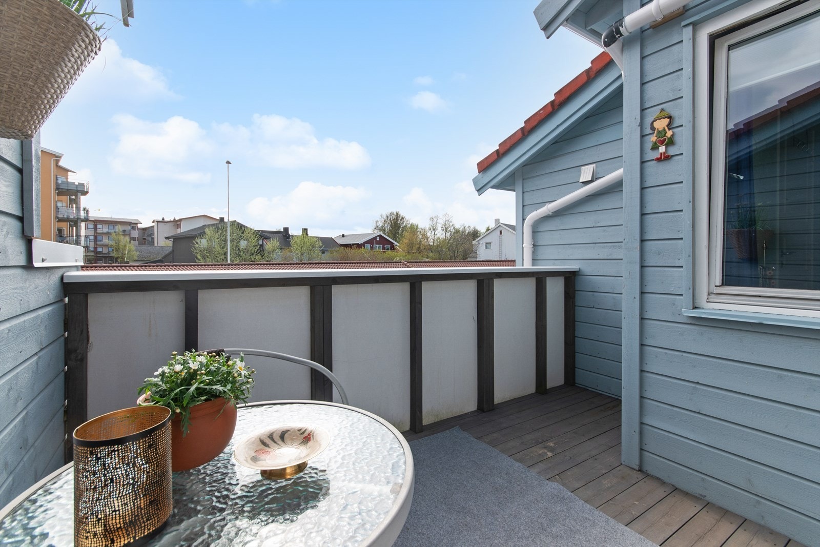 Veranda med utgang fra kjøkken. Her får du solen tidlig og utpå dagen. Galleribilde