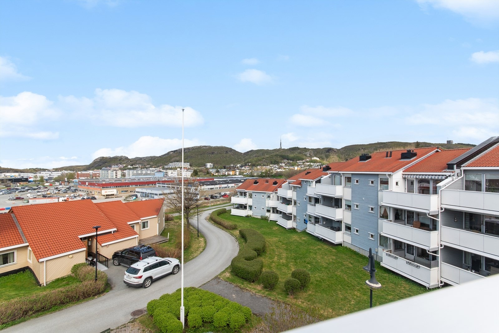 Bo sentrumsnært med utsikt og flotte grønnarealer rundt byggene Galleribilde