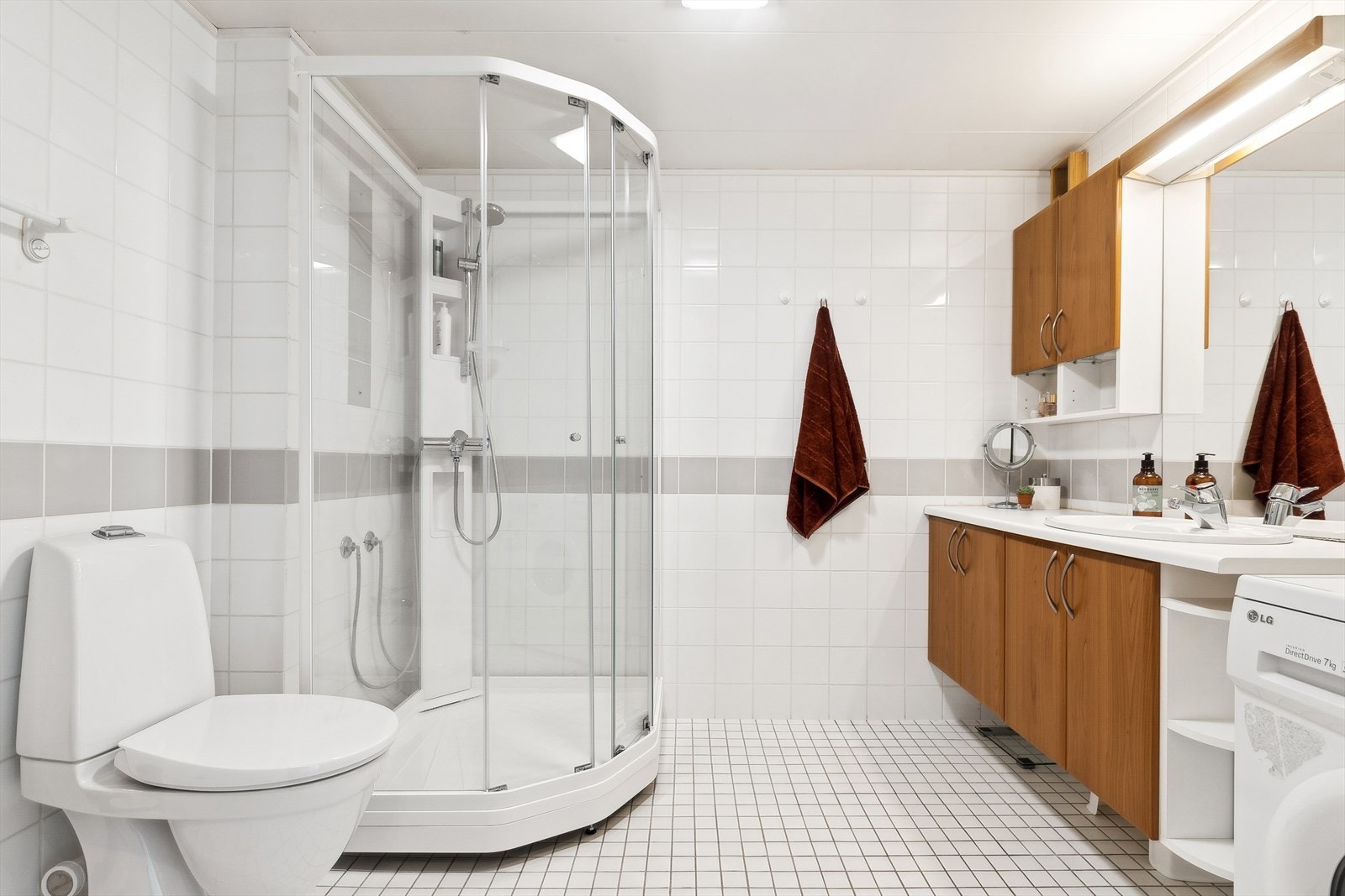 Badet har dusjkabinett, WC, bidé og innredning med god plass for hygieneartikler, samt opplegg for oppvaskmaskin. Galleribilde