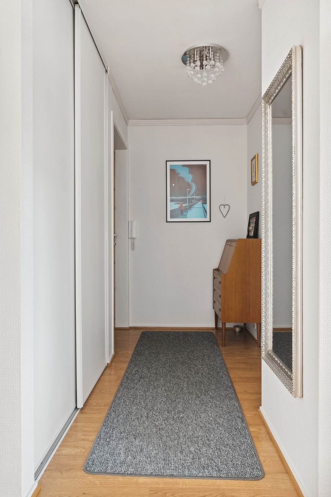 Gang med praktisk skyvedørsgarderobe Galleribilde