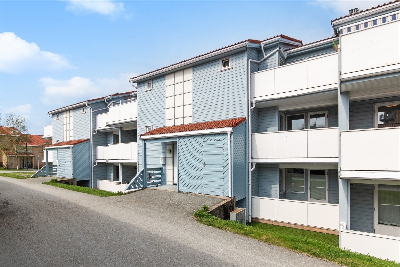 Adkomst rett ved carportanlegget. Galleribilde