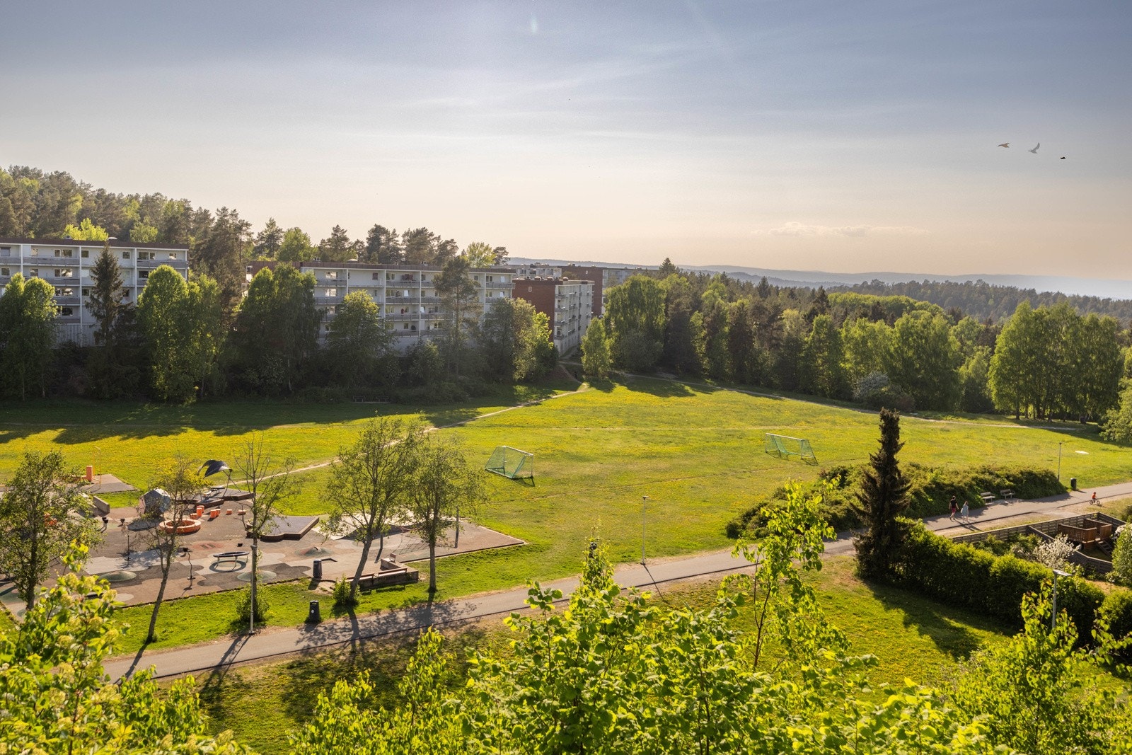 Det er kort vei både til Holmlia stasjon og med bussholdeplass på nedsiden av borettslaget er det enkelt å komme seg rundt også uten bil. Galleribilde