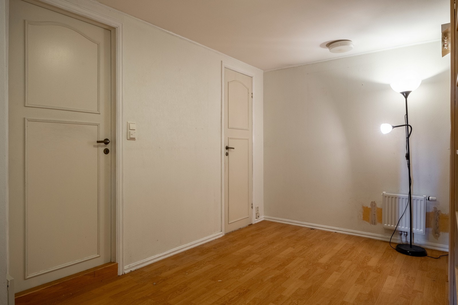 Det er et stort rom i boligen som har vært benyttet som kontor. Herfra er det adkomst til innvendig bod og bad. Galleribilde