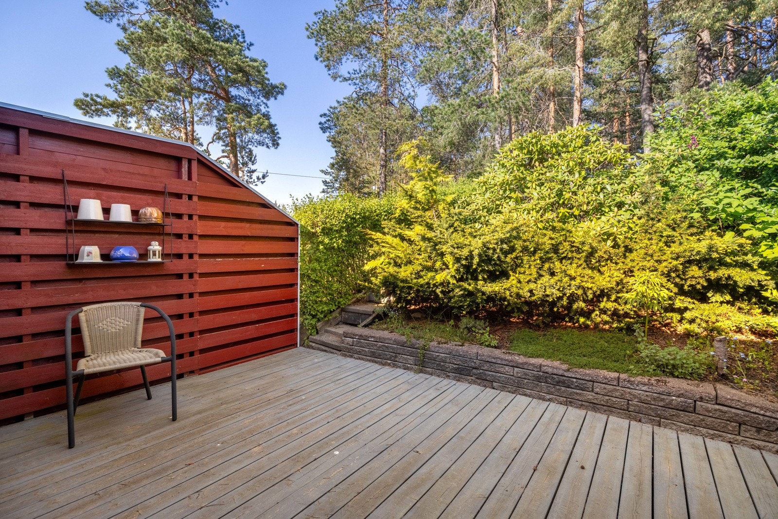 Det er skjermet for innsyn fra naboer og terrassen oppleves privat. Galleribilde