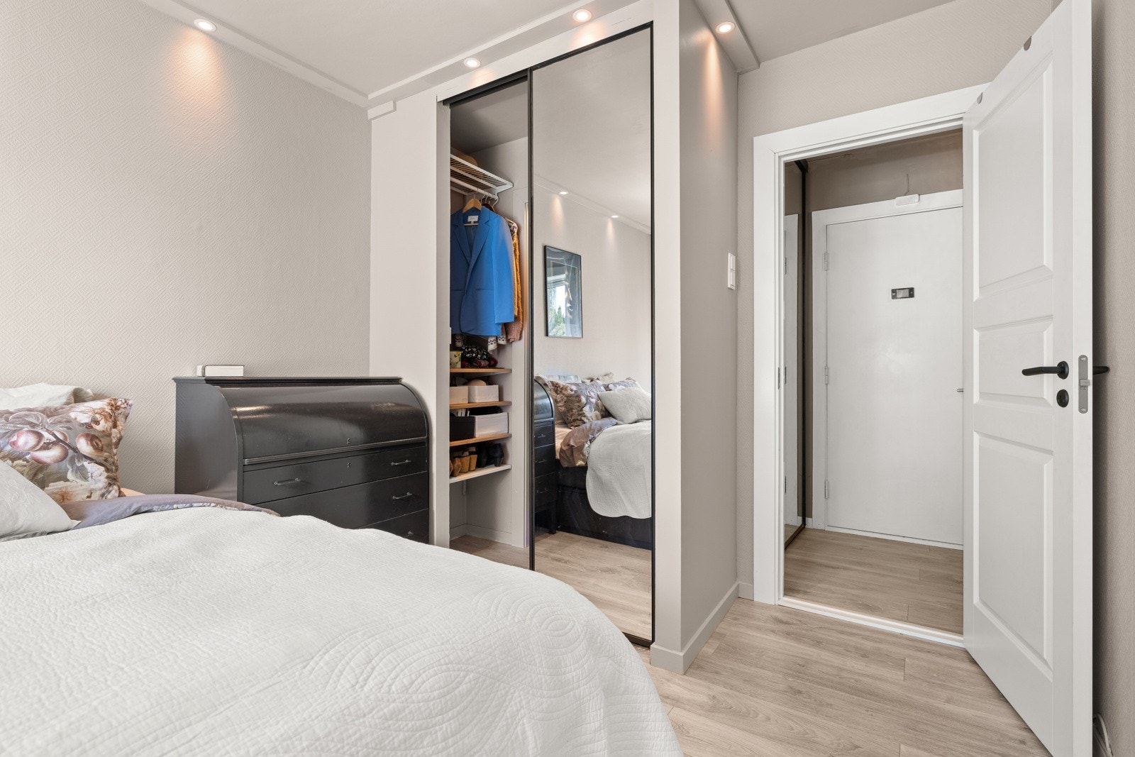 Soverommet har også adkomst til meget praktisk walk.in-closet via skyvedører Galleribilde