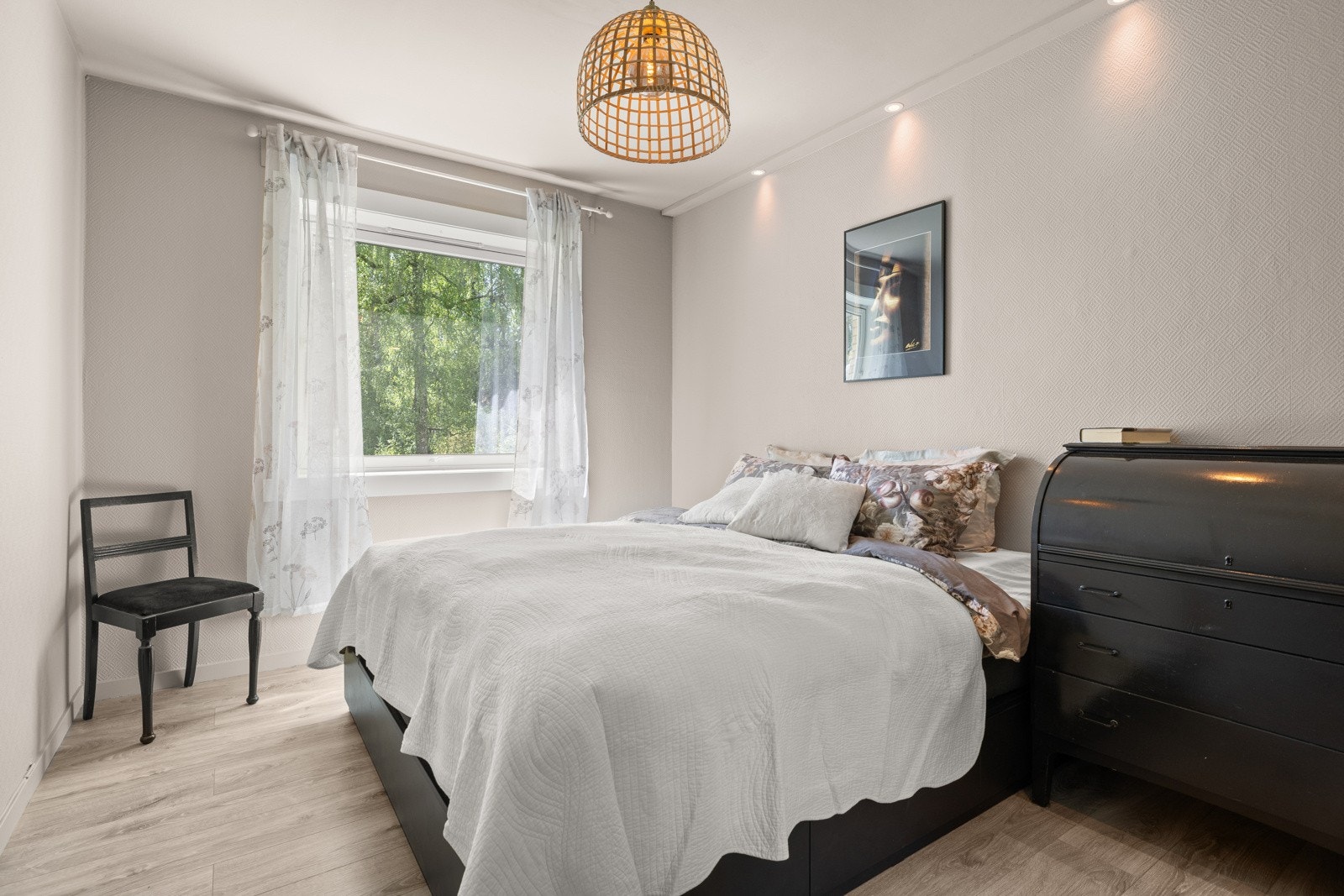 Romslig soverom med god plass til dobbeltseng Galleribilde