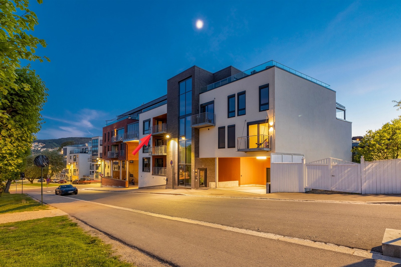 Meget pen, nyere 3-roms andelsleilighet m/garasje, gjennomgående - 2 balkonger - sentral, god intern beliggenhet m/utsikt mot parken Galleribilde