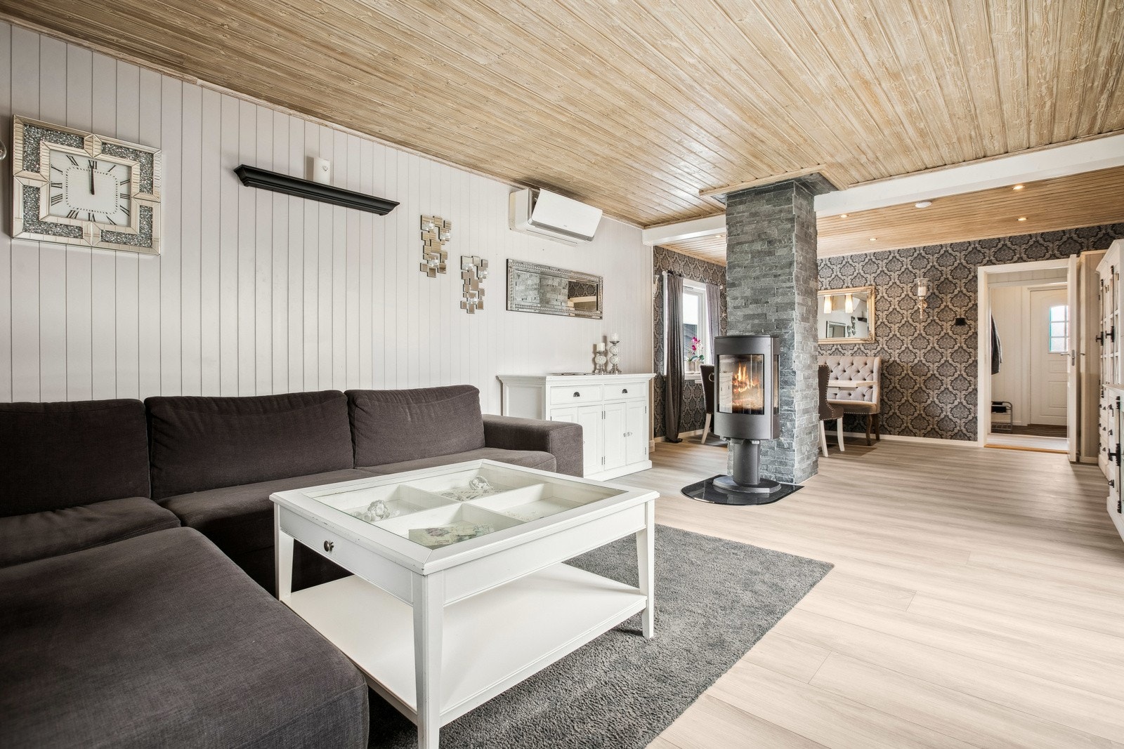 Som oppvarming har hovedstuen varmepumpe og en peisovn tilkoblet pipe forblendet med naturstein. Galleribilde