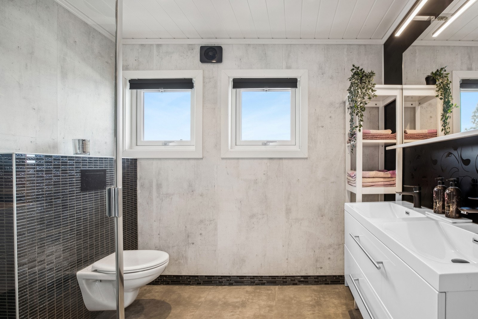 Boligen har ett bad i hver etasje. Dette badet ligger i første etasje og ble modernisert i 2018. Galleribilde
