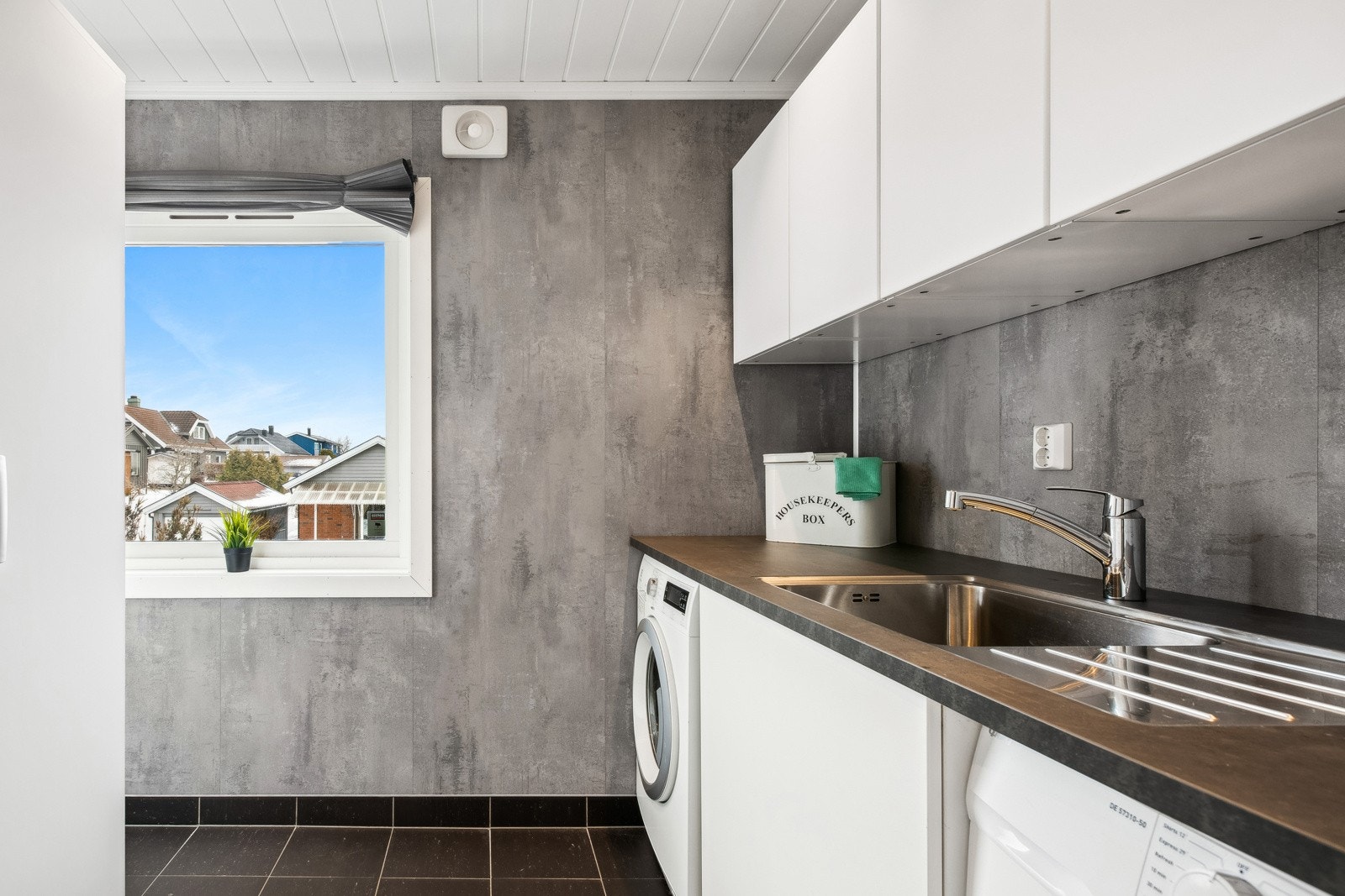 Det er ett vaskerom i hver etasje, dette ligger vegg-i-vegg med badet oppe. Galleribilde
