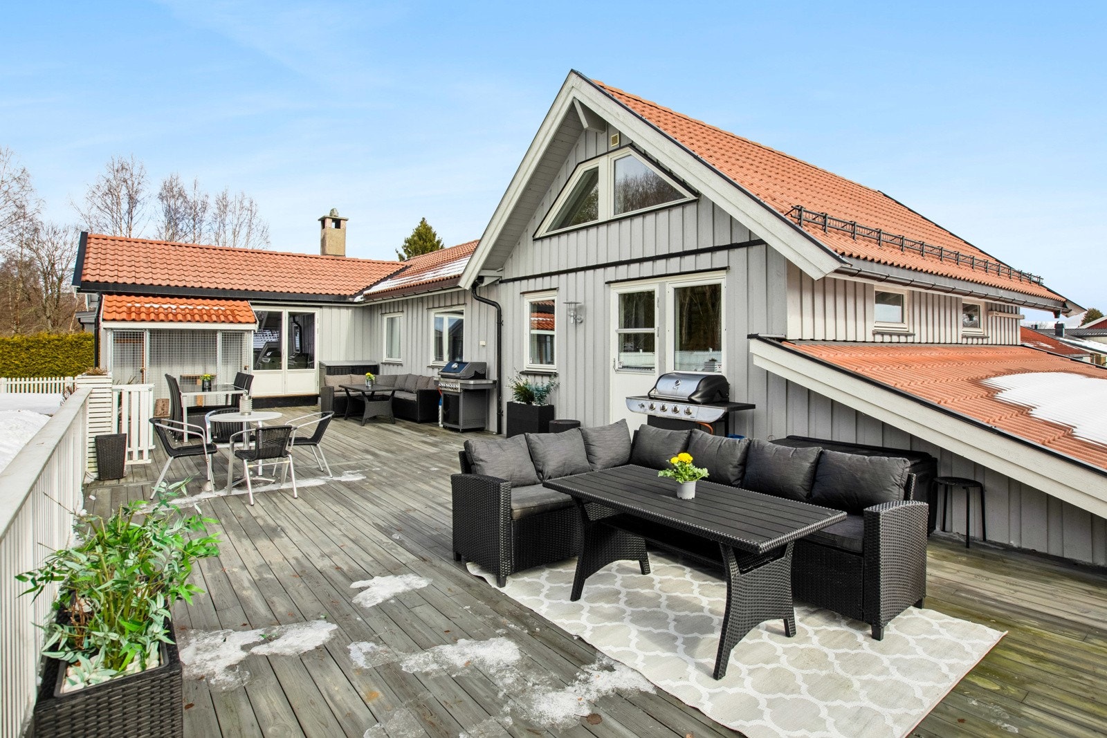 Fra stuen er det utgang til terrasse på hele 82 m2. Galleribilde