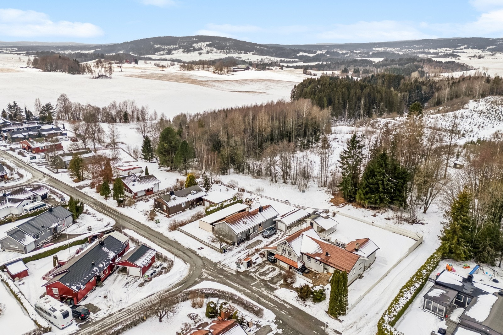Tomten ligger helt i grensen til fine skogsområder. Galleribilde