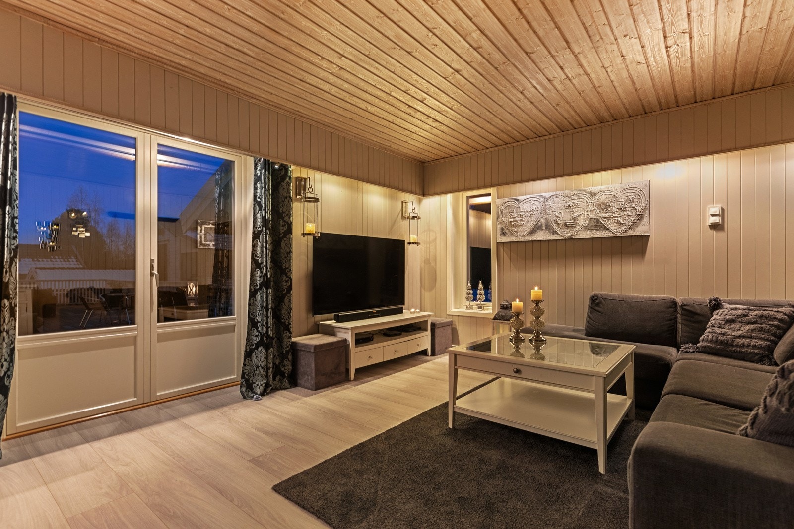 Kveldsstemning i stuen. Galleribilde