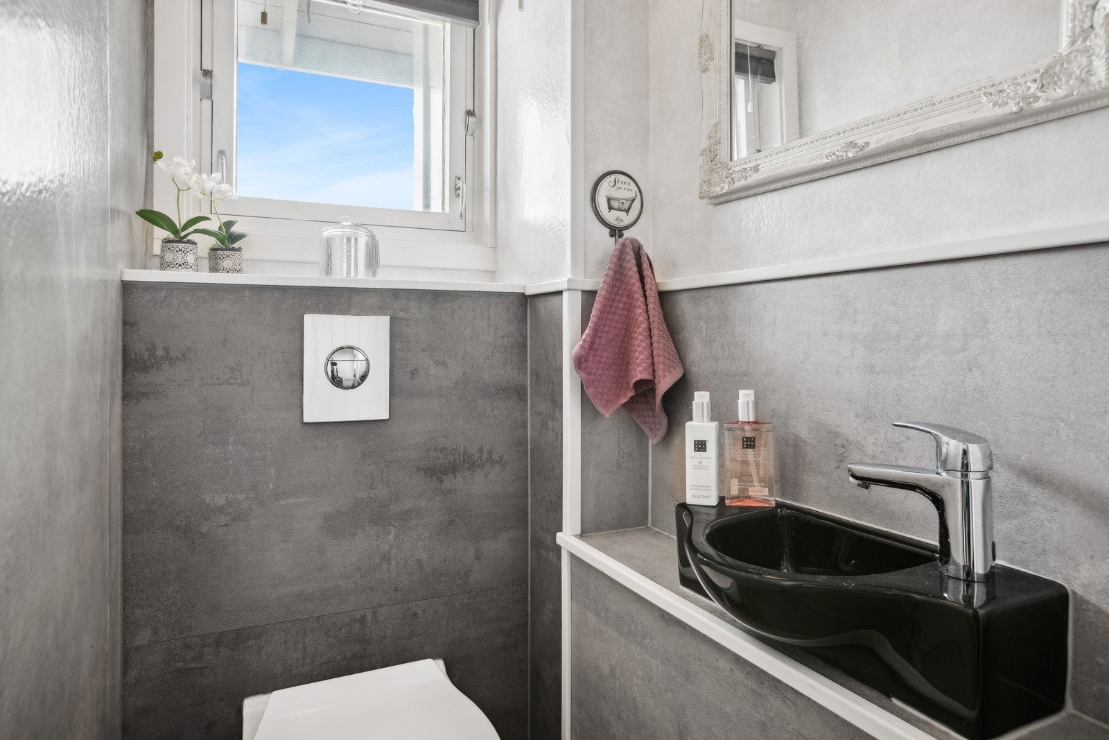 Toalettrom i tilknytning til entréen. Galleribilde