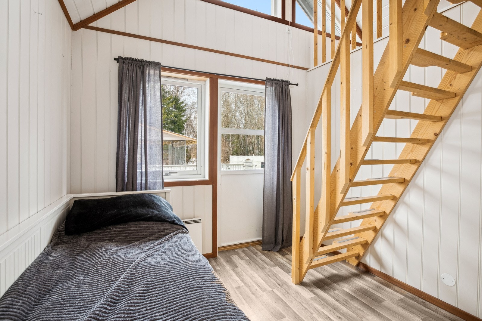 Soverom med utgang til terrassen og trapp opp til hemsen. Galleribilde