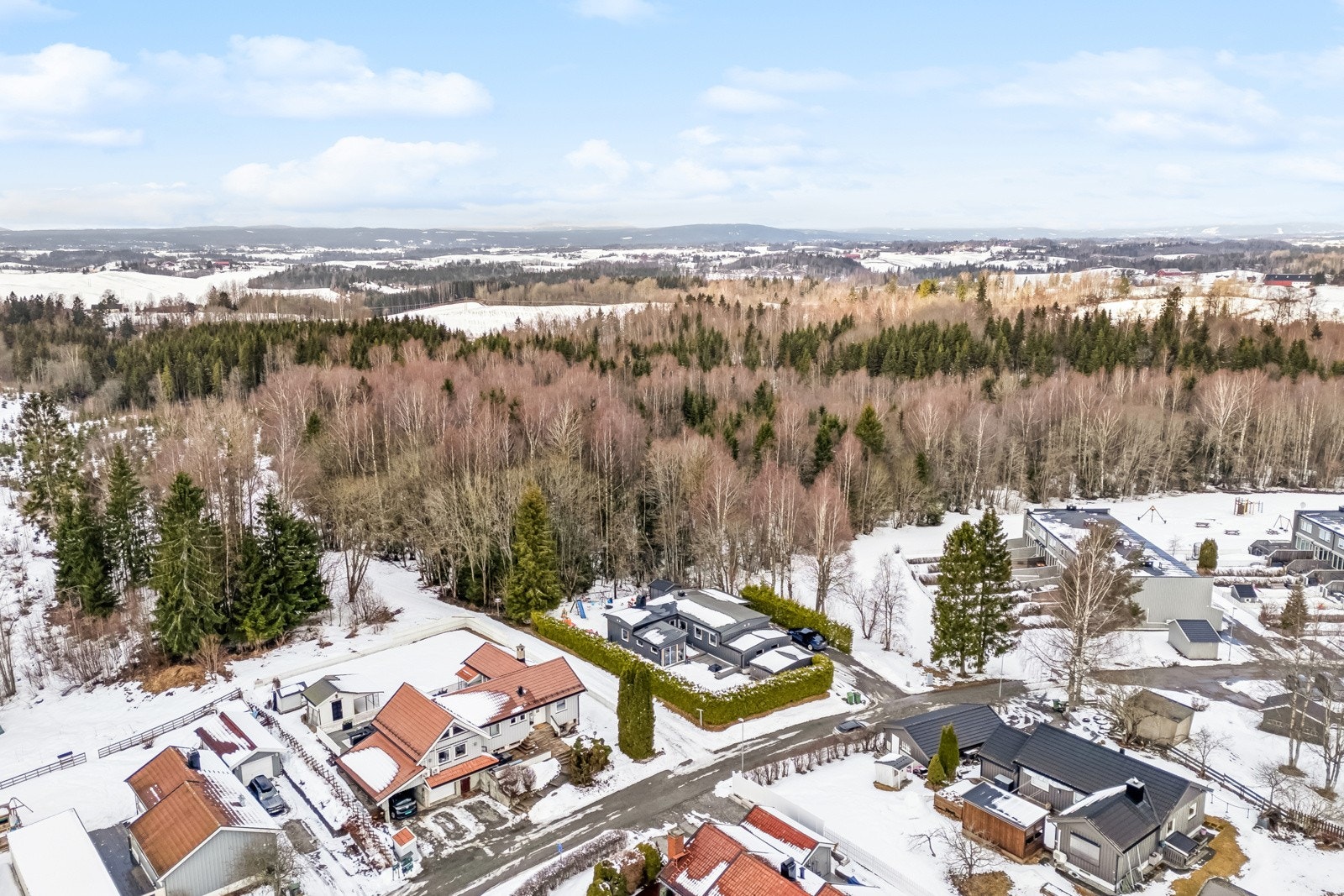 Det medfølger lagringsplass i innvendige boder og uthus. Galleribilde