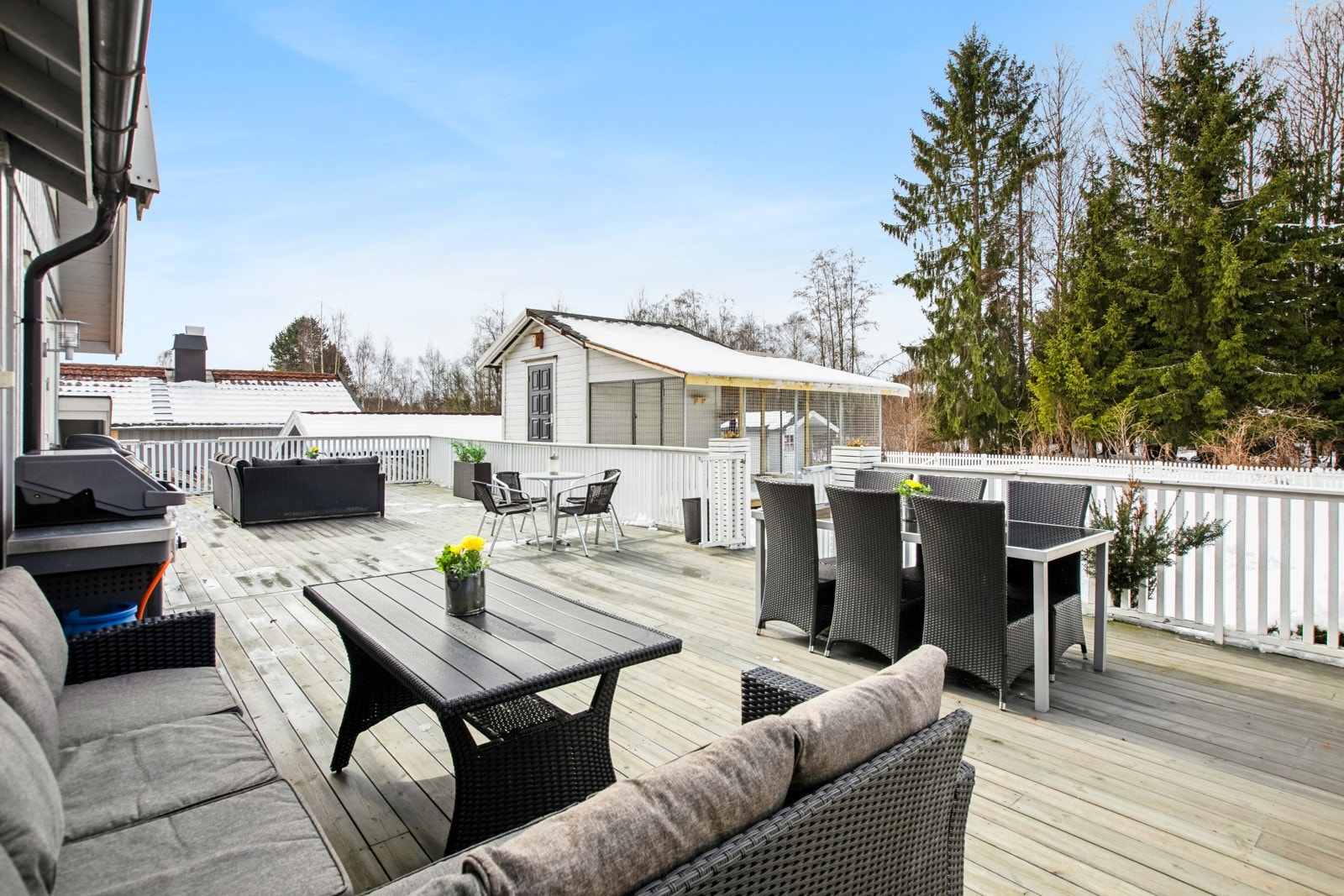 Terrassen har god plass til det familien ønsker av utemøbler. Galleribilde