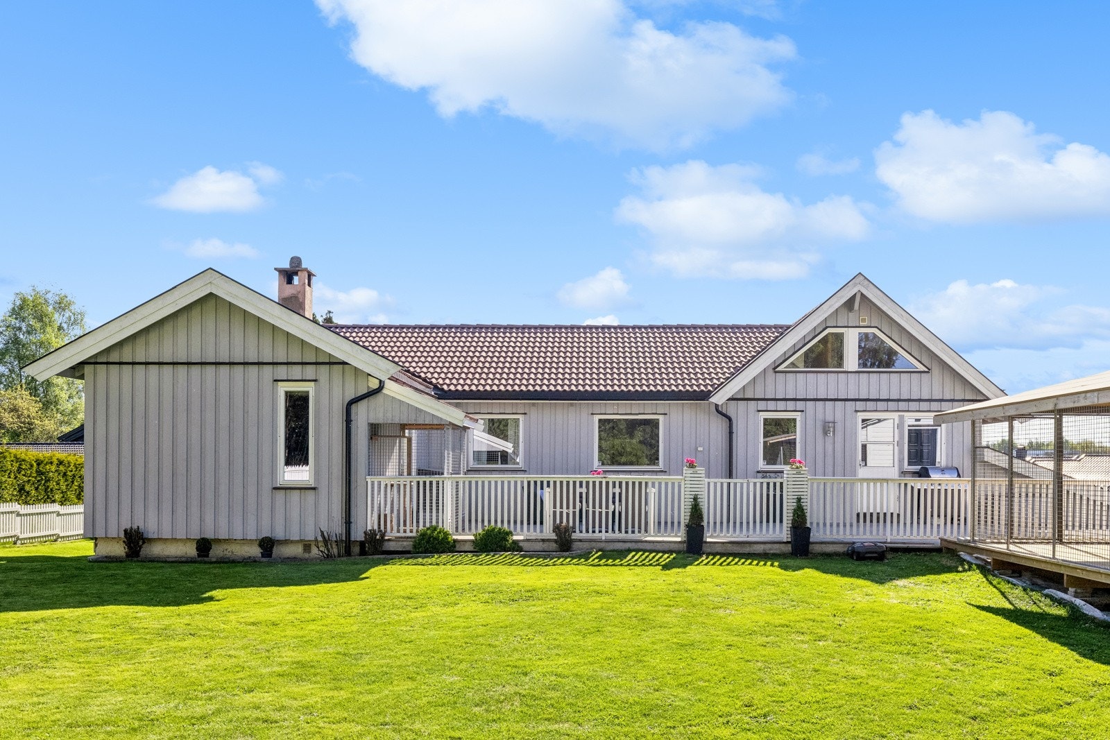 Stor hage mede fine grøntarealer. Galleribilde
