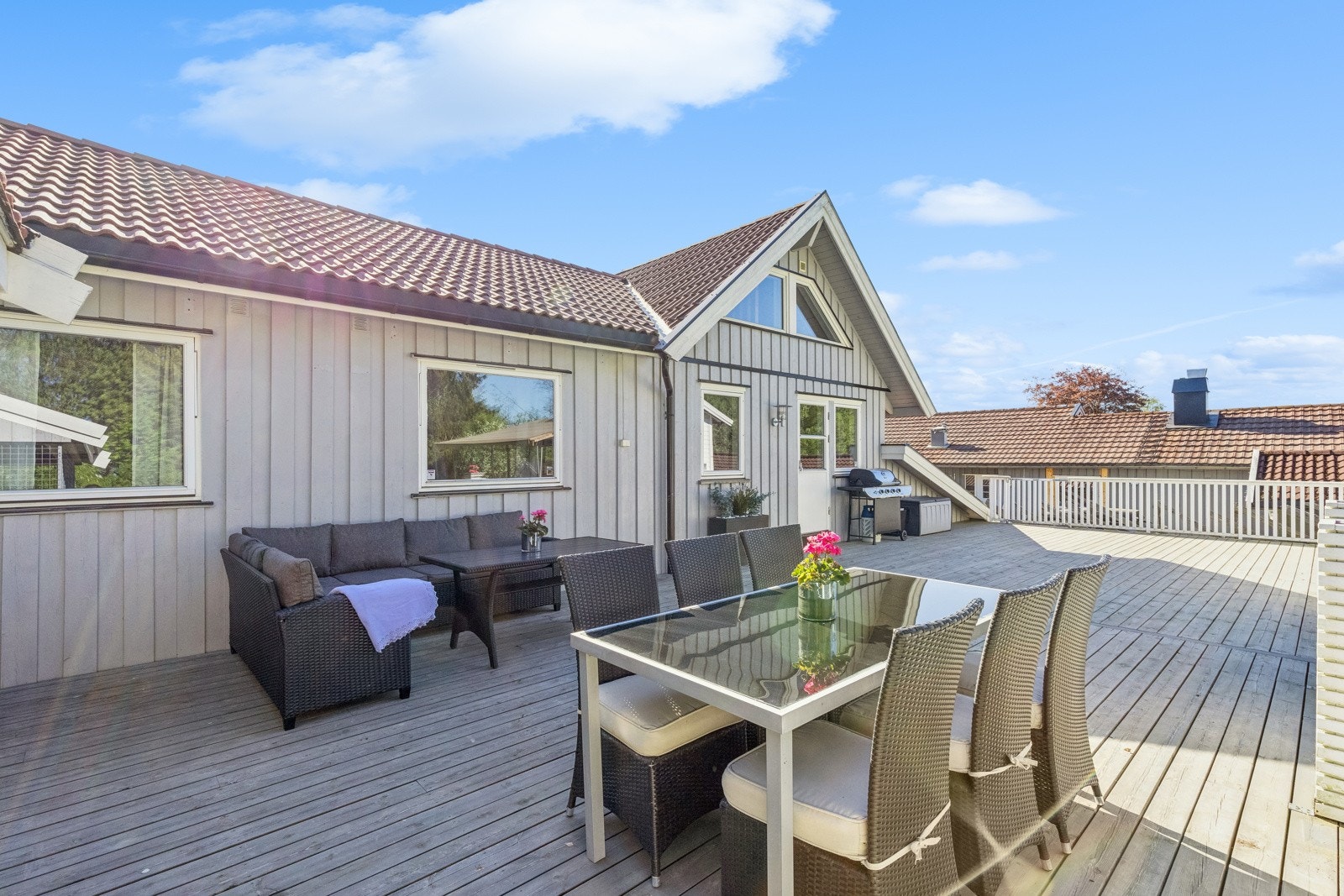 Stor terrasse med mange møbleringsmuligheter. Galleribilde