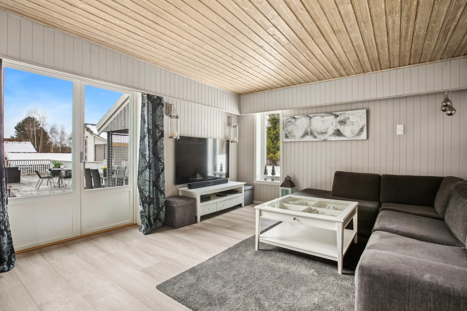 Fra stuen i første etasje er det en tofløyet dør som gjør det lett å trekke ut på solfylte dager. Galleribilde