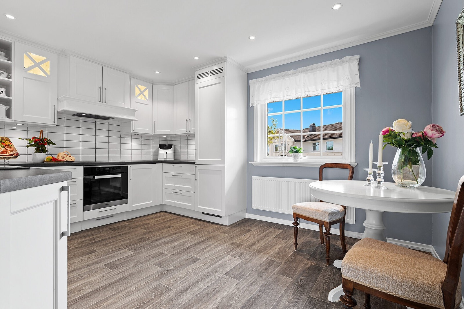 Kjøkken er helrenovert fra gulv til tak i 2016 Galleribilde