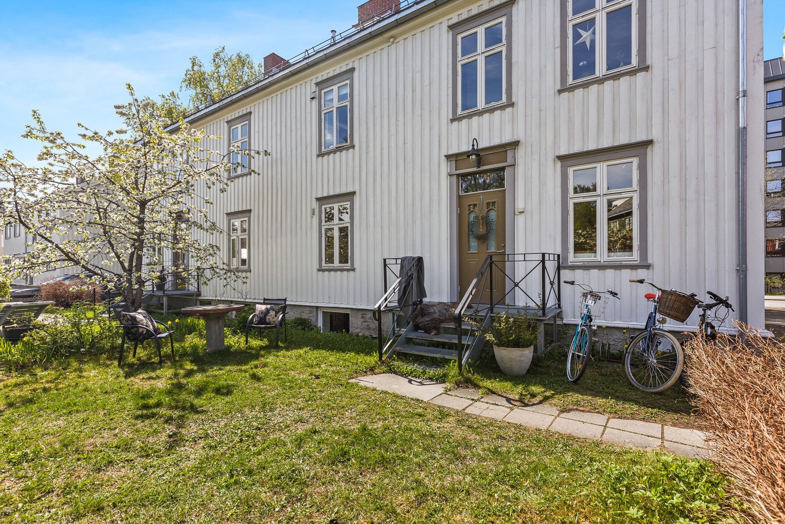 Lun og solrik bakgård som er tilbaketrukket. Galleribilde