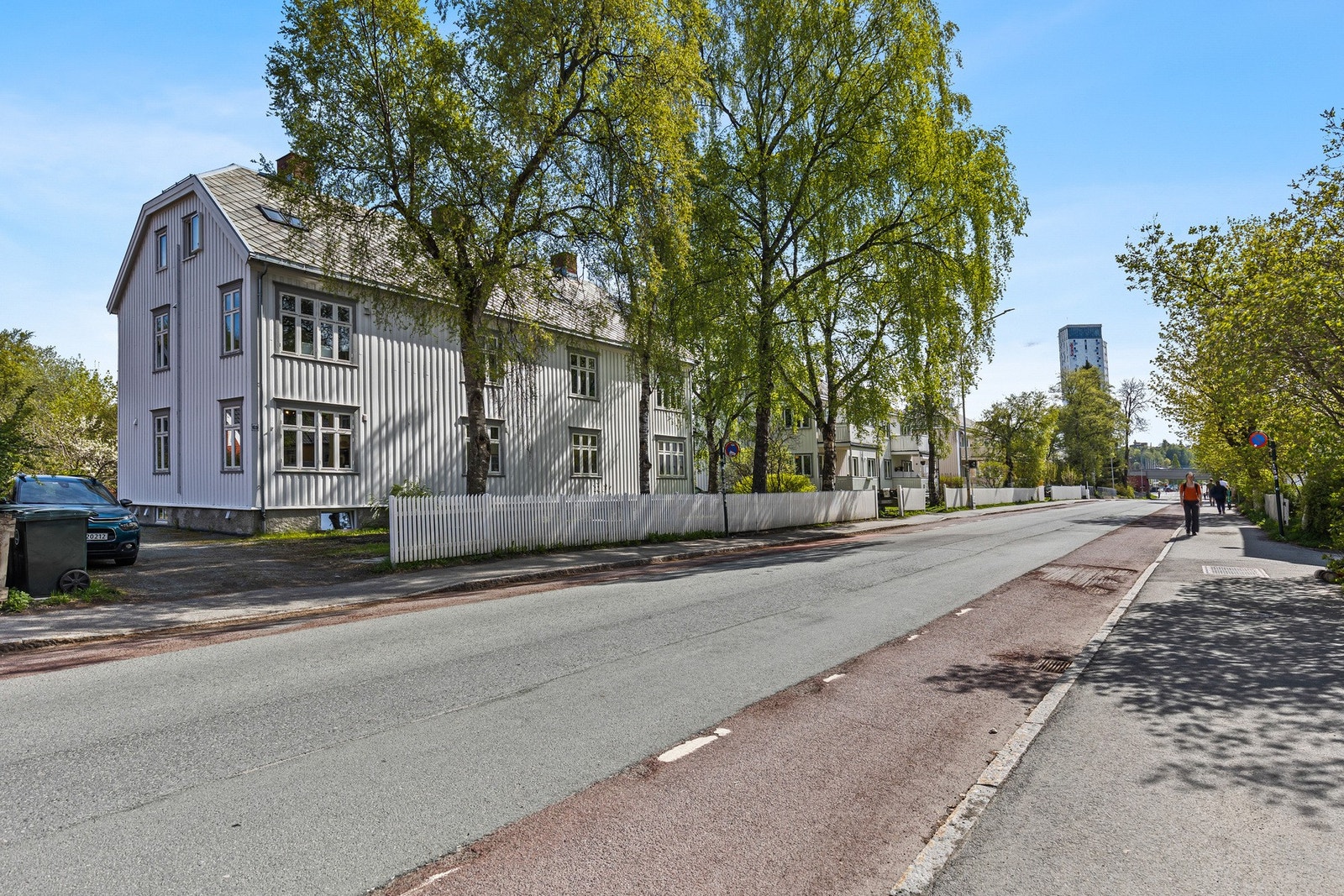 Her bor du i skjermede og solrike omgivelser, med kort vei til sentrum og flere studiesteder. Galleribilde