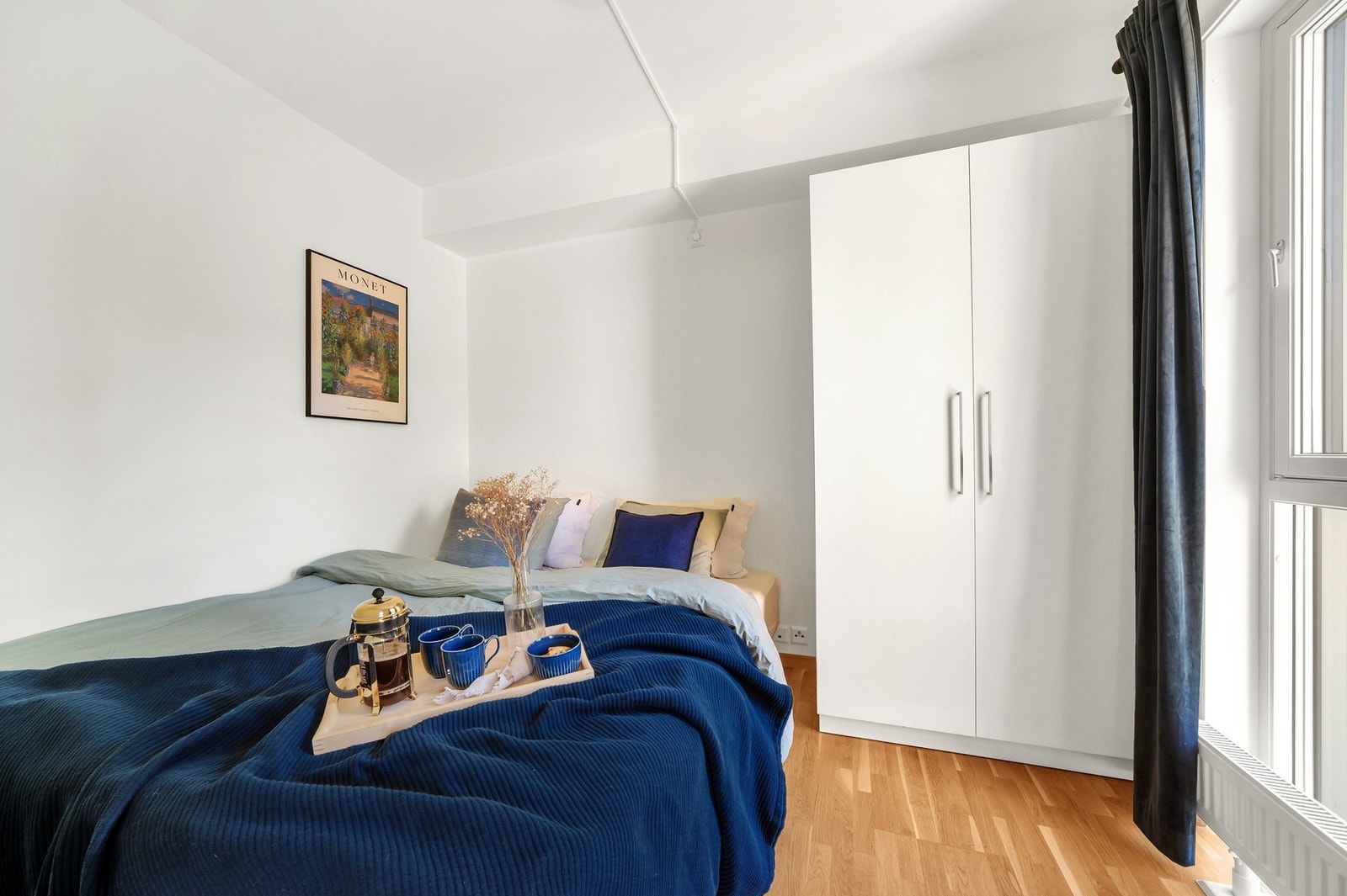 Soverom med god plass til dobbeltseng og garderobeskap. Galleribilde
