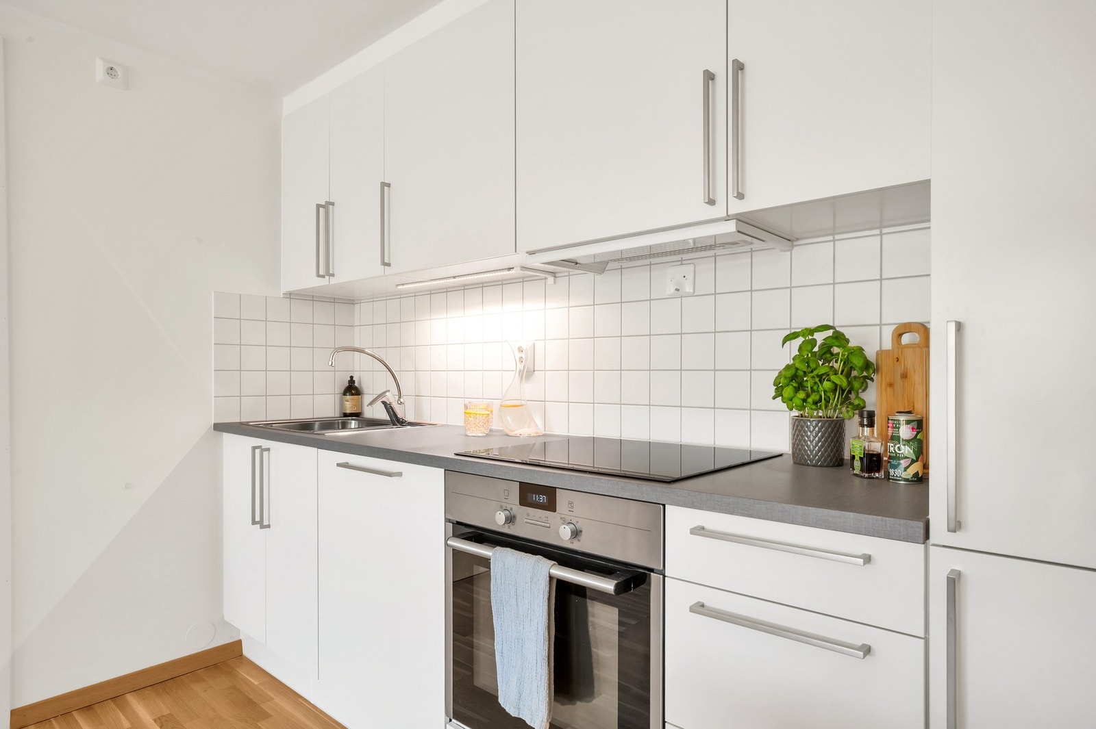 Pent og tidløst kjøkken med integrerte hvitevarer som oppvaskmaskin, kjøl/fryseskap, stekeovn, platetopp, ventilator. TG0 fra takstmann. Galleribilde