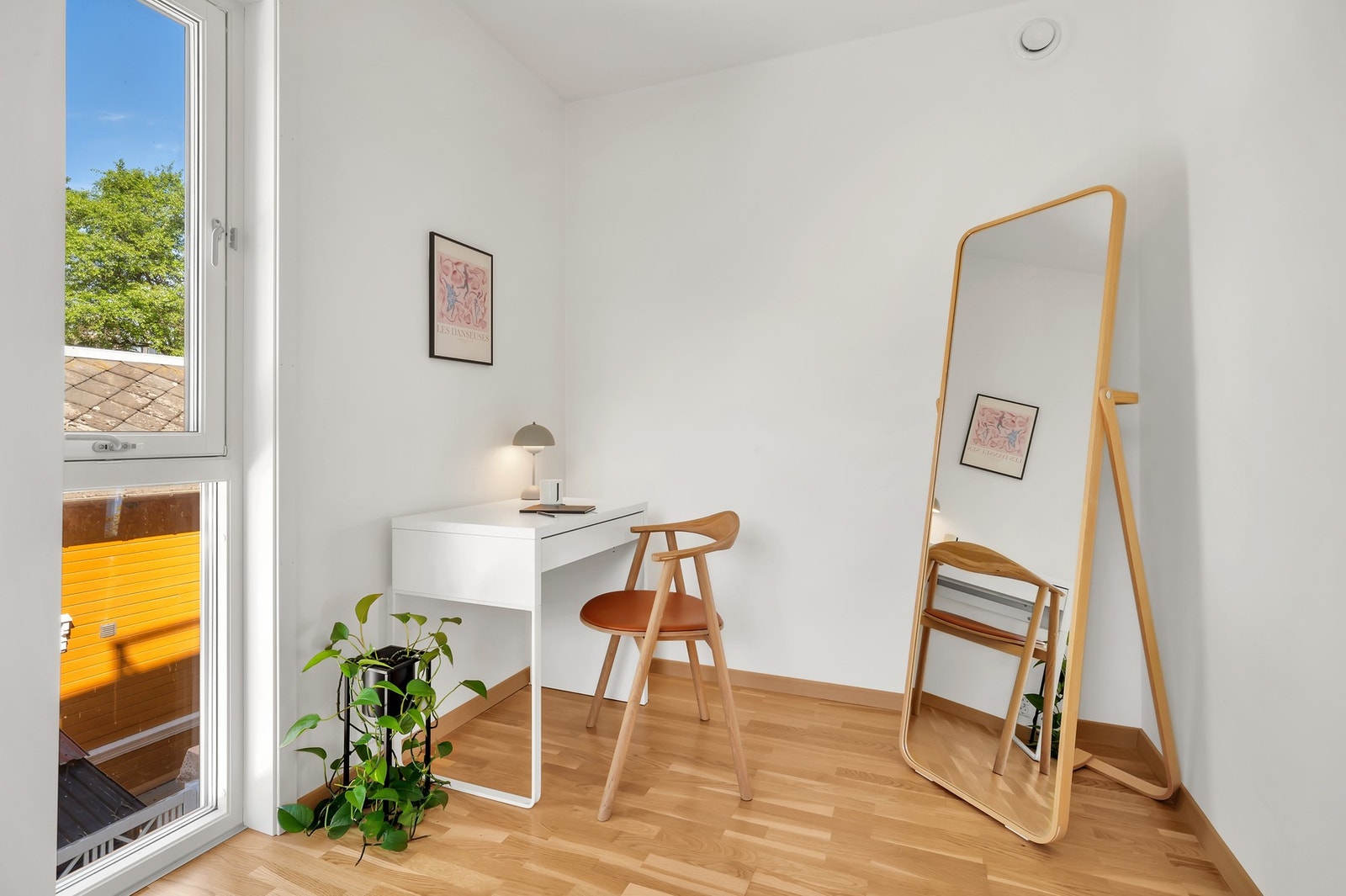 Med fordelaktig beliggenhet på hjørne får man ekstra med lysinnslipp Galleribilde