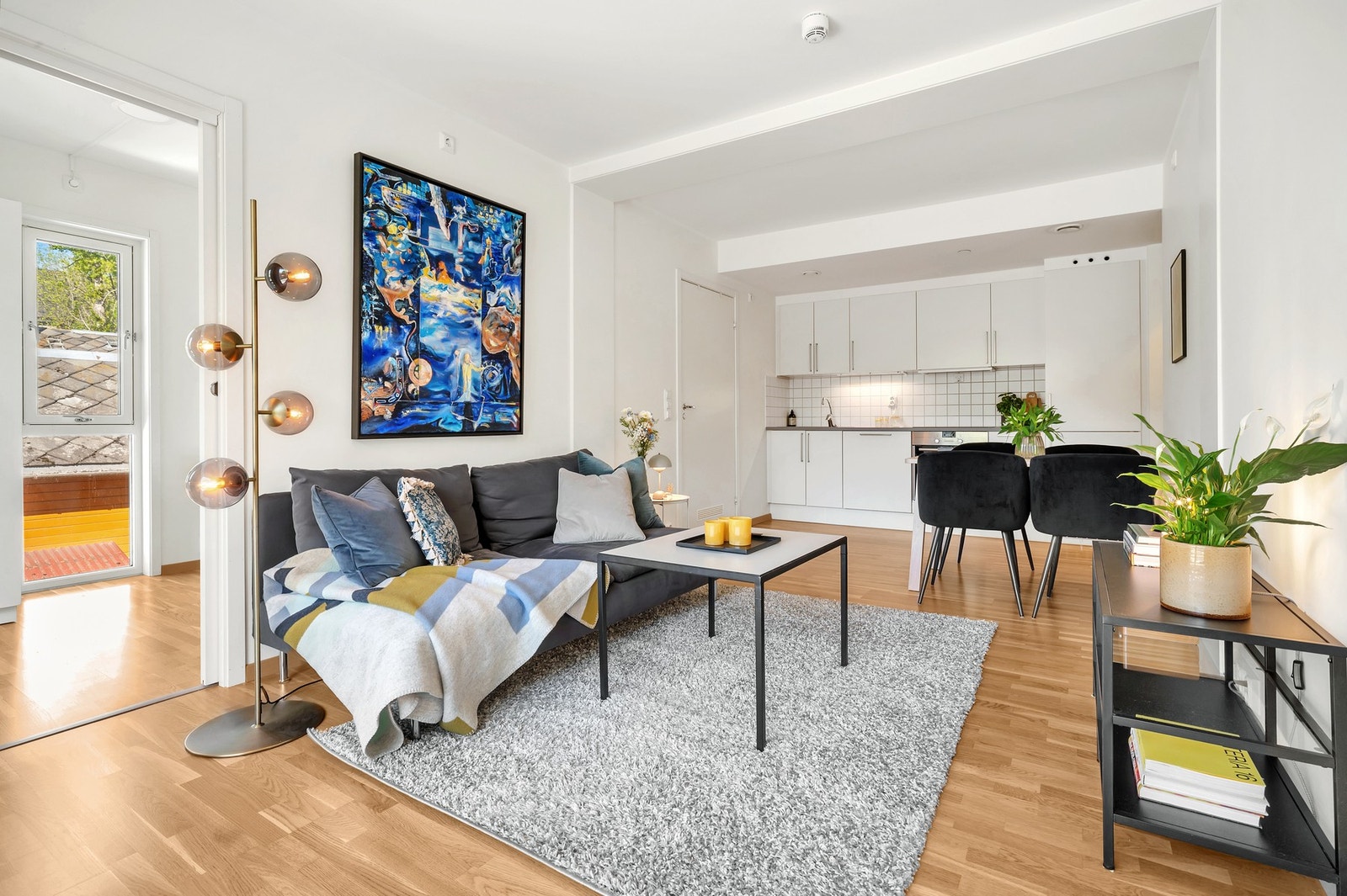 Leiligheten er moderne og og inneholder 2 soverom, kjøkken, bod, romslig entré og bad. Galleribilde