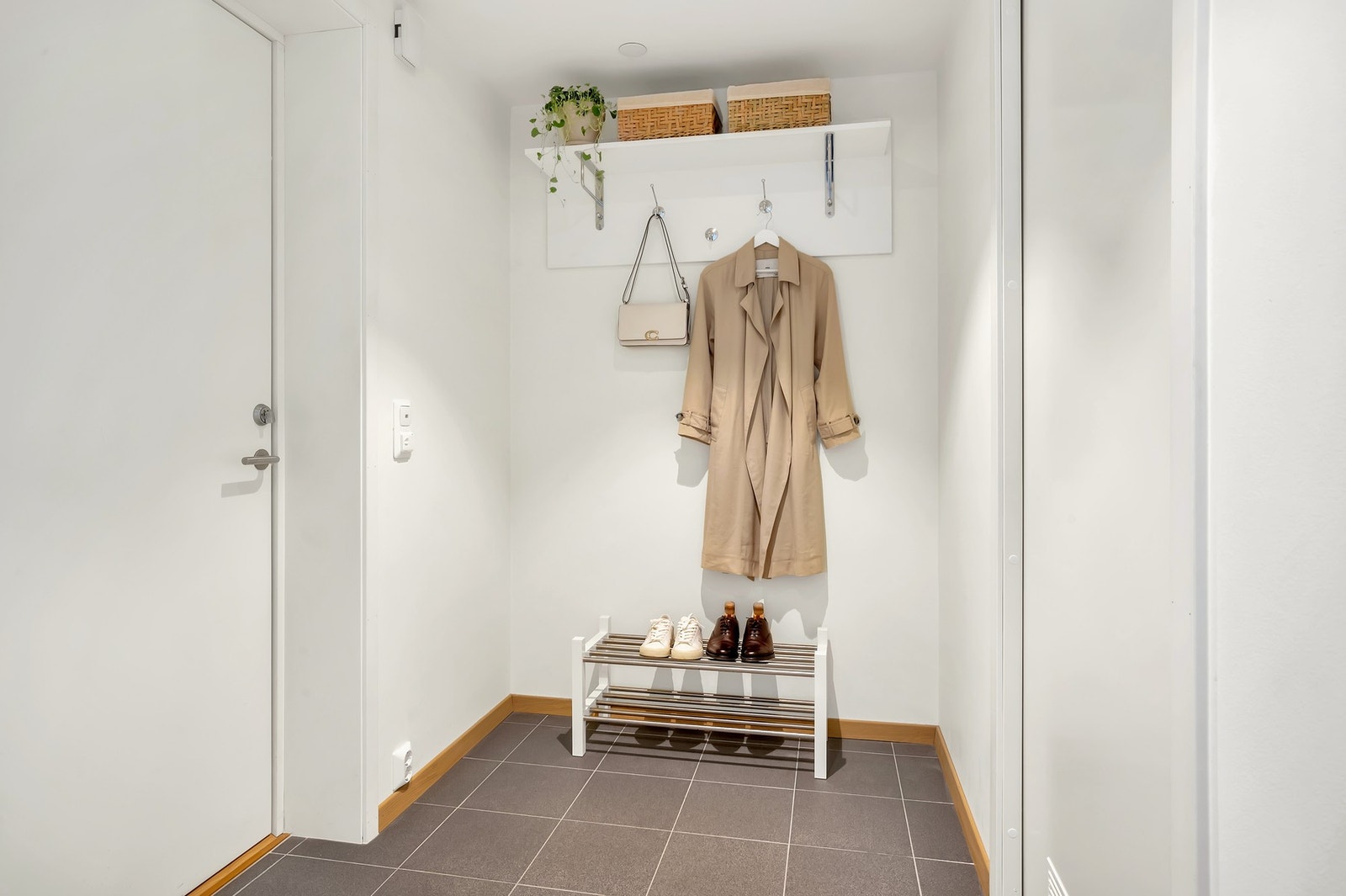 Romslig entré med god plass til å henge fra seg klær og sko. Det er også en bod i kjelleren i tillegg. Galleribilde