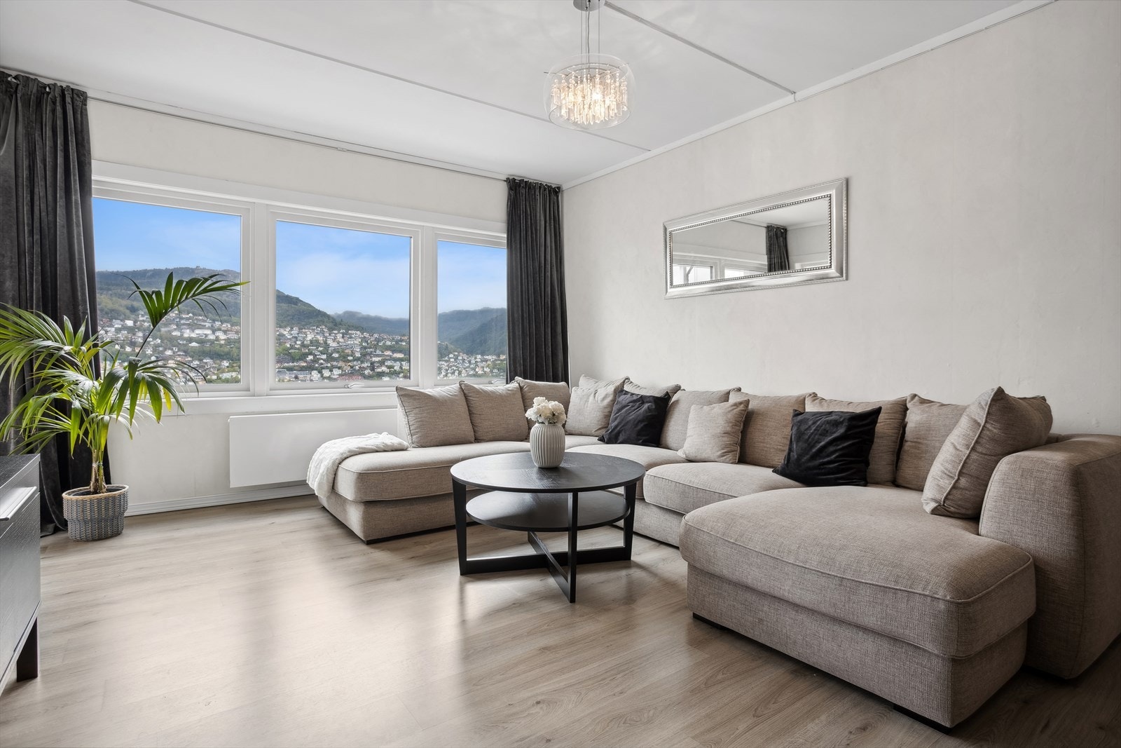 Her er det god plass til å innrede med både stor sofagruppe og spisebord Galleribilde