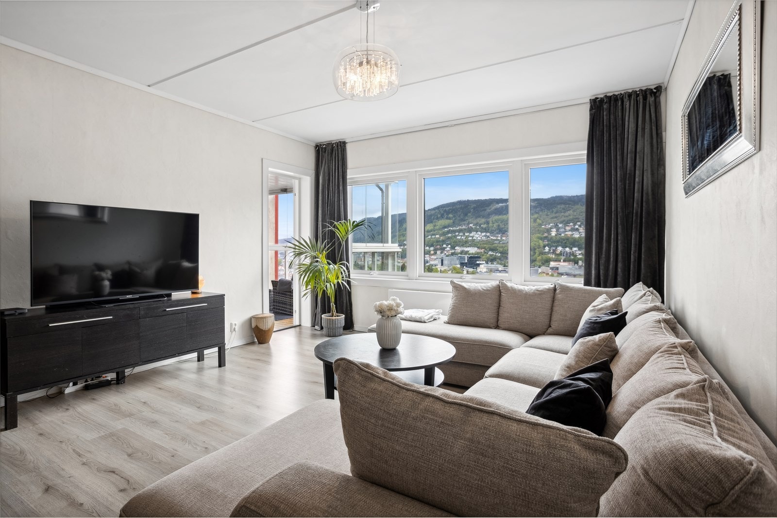 Her er mye inkl. i felleskostnader, som sentralvarme, varmtvann og tv/internett! Galleribilde