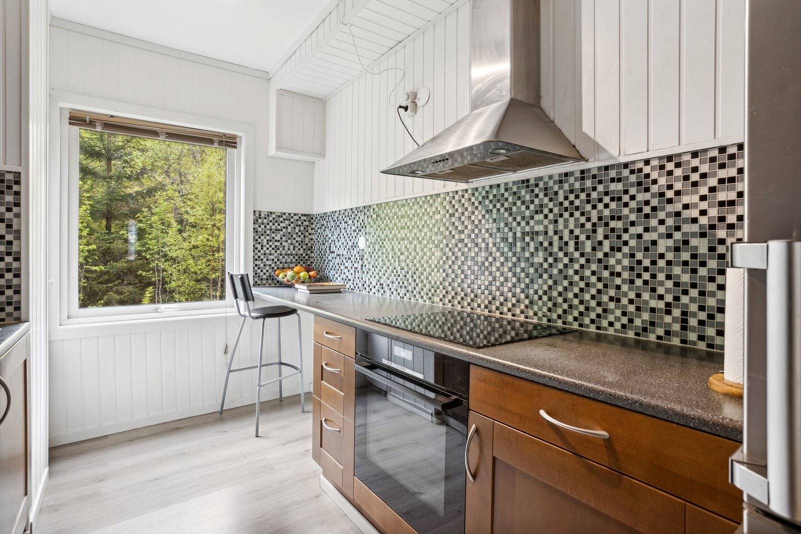 Kjøkkeninnredning med profilerte fronter og laminat benkeplate. Godt med skap- og benkeplass! Galleribilde