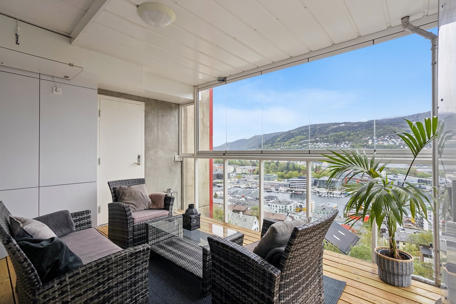 Fra stuen har du utgang til innglasset balkong på ca. 12,6 m² Galleribilde