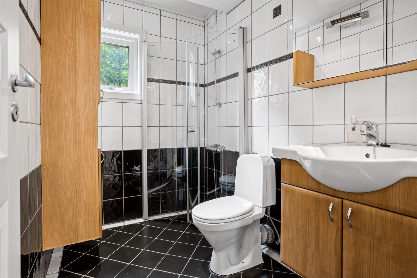 Badet utgjør ca. 3,7 m². Godt med skap og oppbevaringsplass. Galleribilde