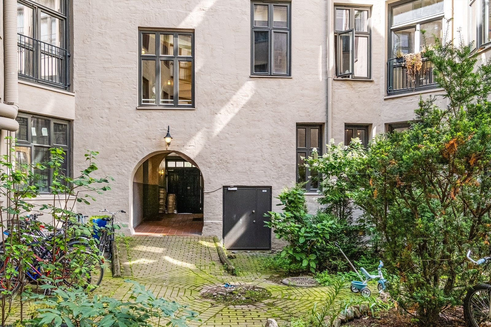 Klassisk og pen bygård fra 1899. Fasaden på bygningen har blitt renovert, noe som gir et inntrykk av god vedlikehold og kvalitet. Galleribilde