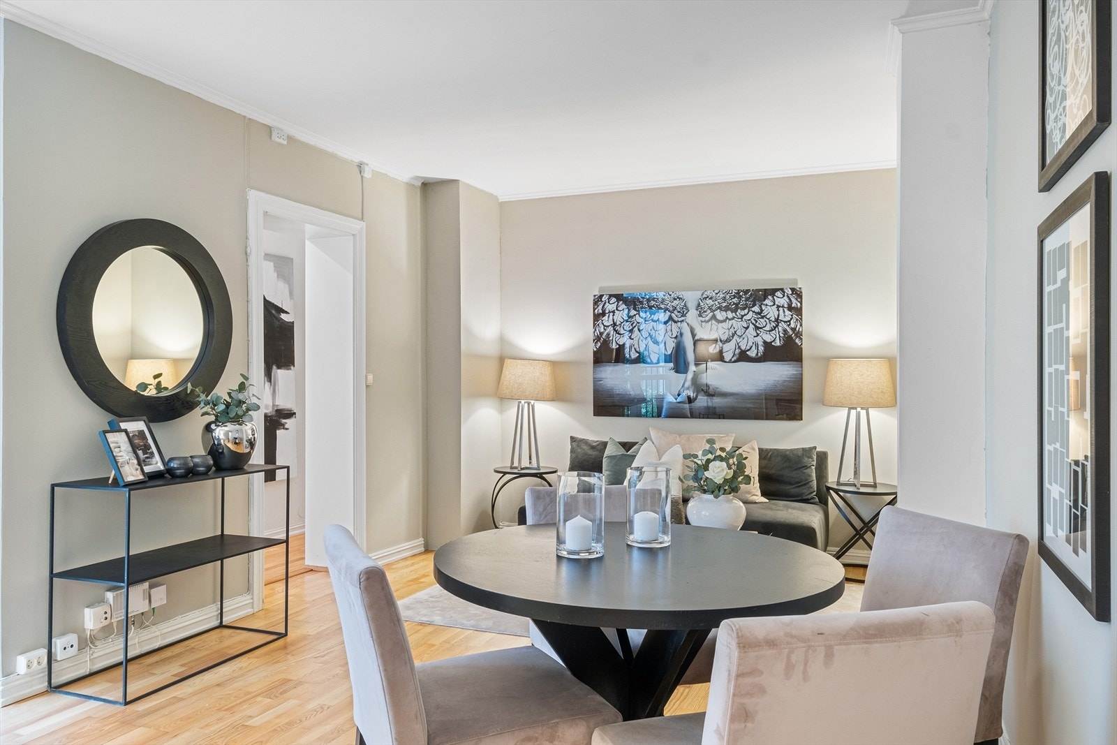 Lys og åpen stue med god plass til sofagruppe, tv, spisebord m.m. Leiligheten har en romslig takhøyde og store vindusflater som slipper inn rikelig med naturlig lys. Galleribilde
