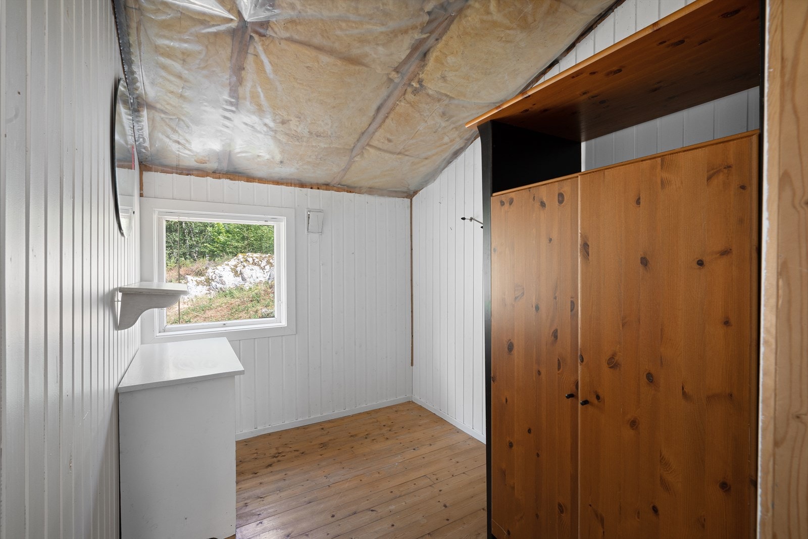 Selger har brukt som toalettrom. Hytten er ikke tilkoblet vann og avløp. Galleribilde