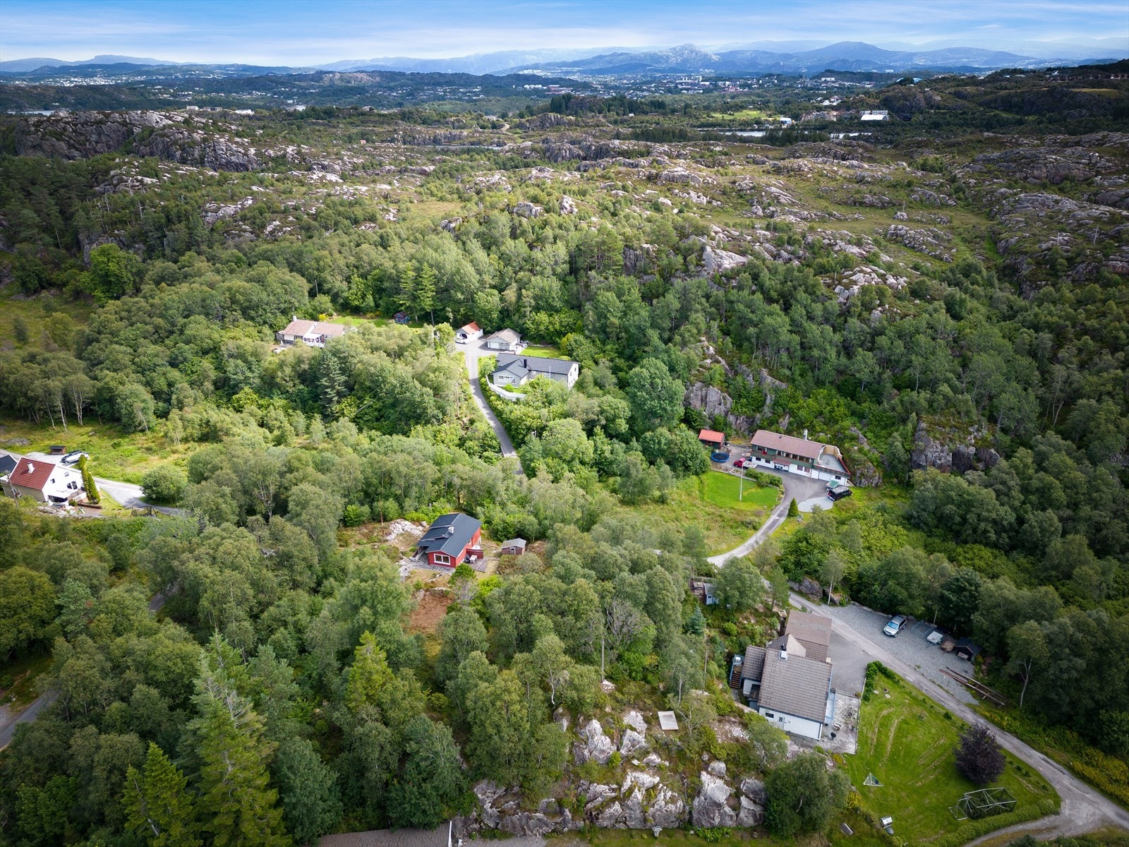 Her er man omringet av flott natur og det er kort vei til fiske- og bademuligheter. Galleribilde