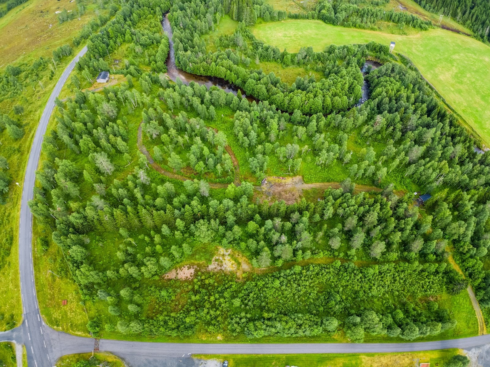 Tomta er på ca. 24,7 daa og ferdig regulert til 10 hyttetomter, internt vegnett og friluftsområde. Galleribilde